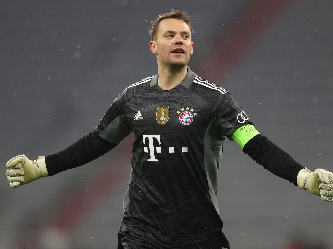 Bayern Munich extends Manuel Neuer's contract for another year.
