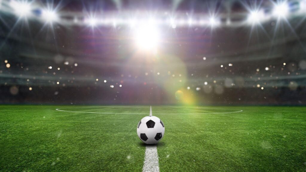 How does Angola's domestic football pyramid work?
