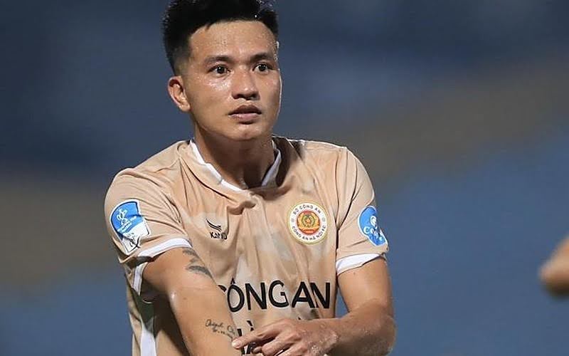 Ho Tan Tai in the Cong An Ha Noi shirt, where he helped the team win the 2023 V.League 1 title