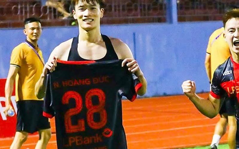 Hoang Duc in the Ninh Binh shirt, continuing to wear his familiar number 28 after leaving The Cong Viettel